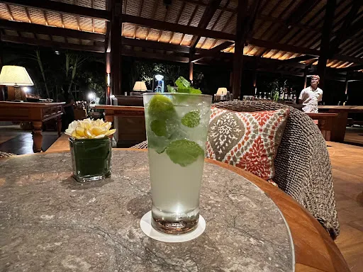 Piano Lounge 4