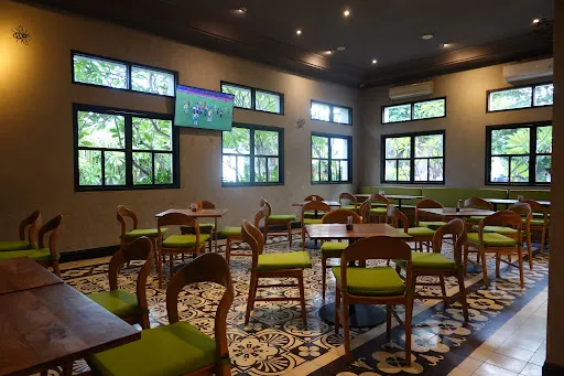Double Bee Cafe and Resto 3