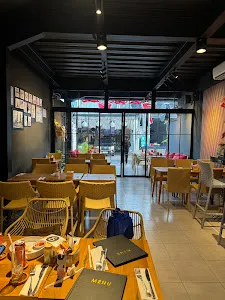 Made's Bistro