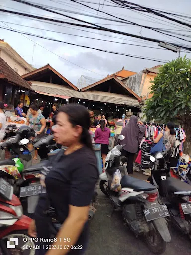 Pasar Desa Adat Bualu 4