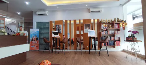 Elizabeth International Nusa Dua - Ezzy Autograph 1