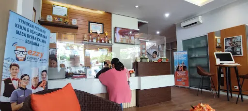 Elizabeth International Nusa Dua - Ezzy Autograph 2