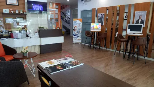 Elizabeth International Nusa Dua - Ezzy Autograph 4