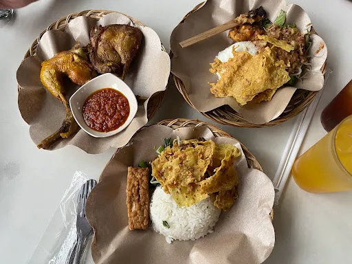 Warung Nasi Pecel Bu Tinuk Restaurant 4