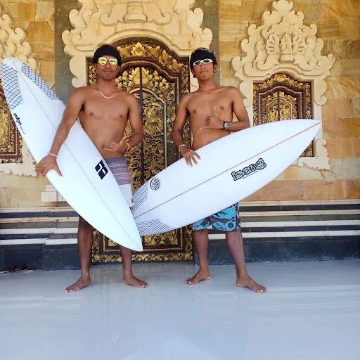 SALTY WATER SURF SCHOOL 1