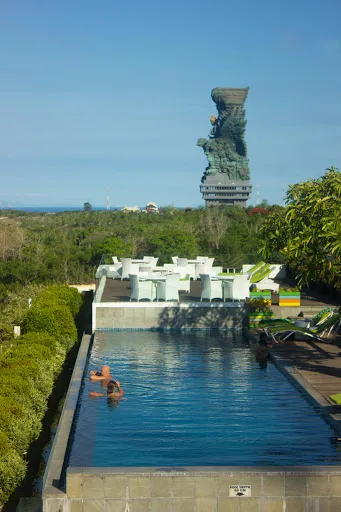 SkyMax Rooftop Pool & Bar 2