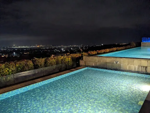 SkyMax Rooftop Pool & Bar 3