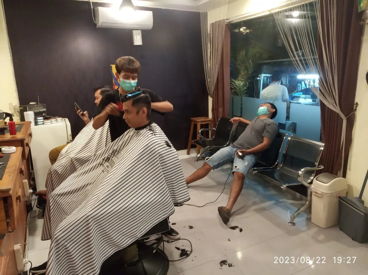 Helos 89 Barbershop 2
