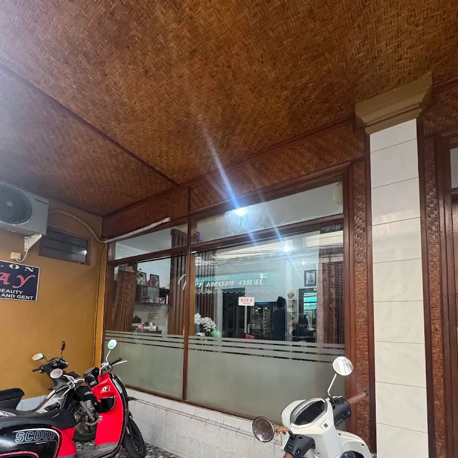 Salon May