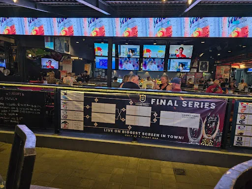 Y Sports Bar 4
