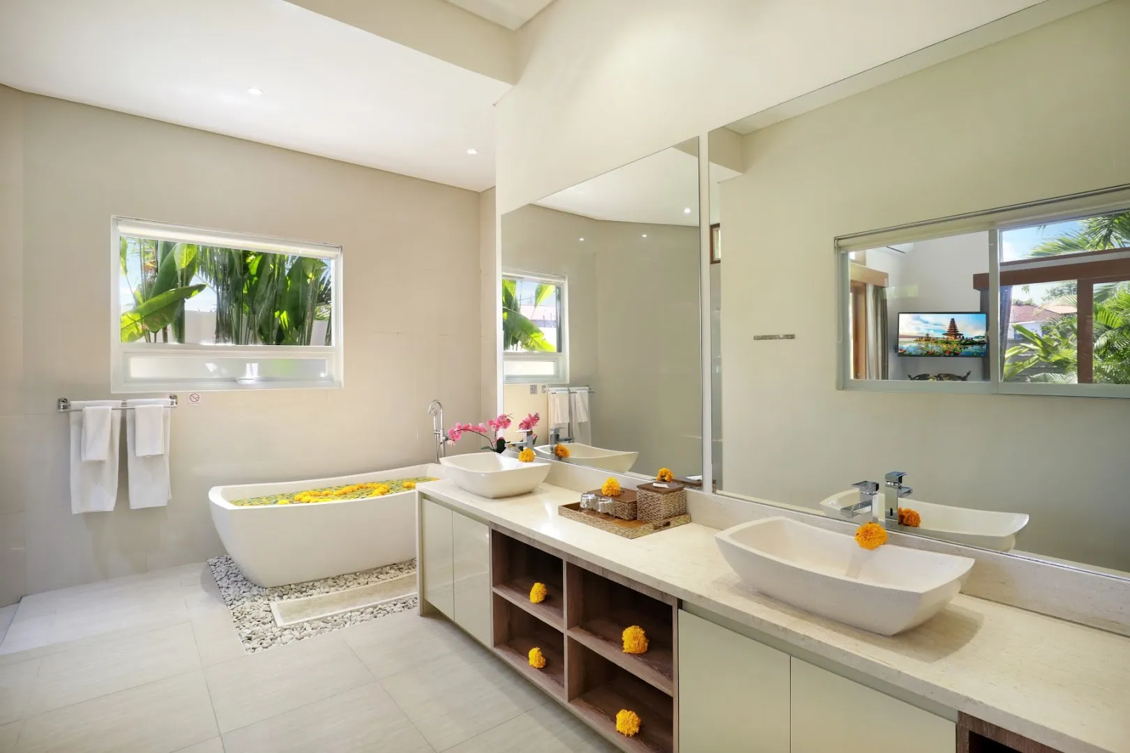 Holl Villa - Family Two Bedroom Private Pool Villa in Legian 3