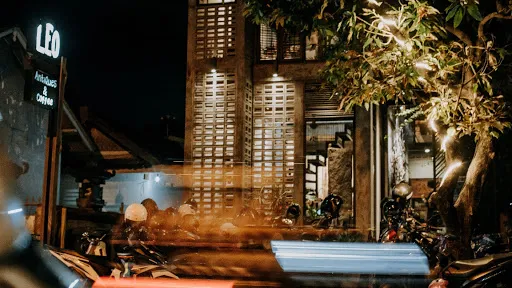 Leo Antiques & Coffee 3