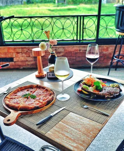 Gloriam Grills & Glamour Restaurant Seminyak 3