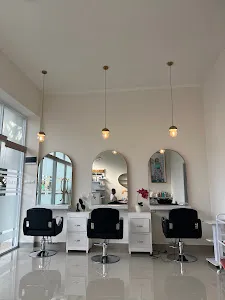 Red & Blonde Hair Salon 4