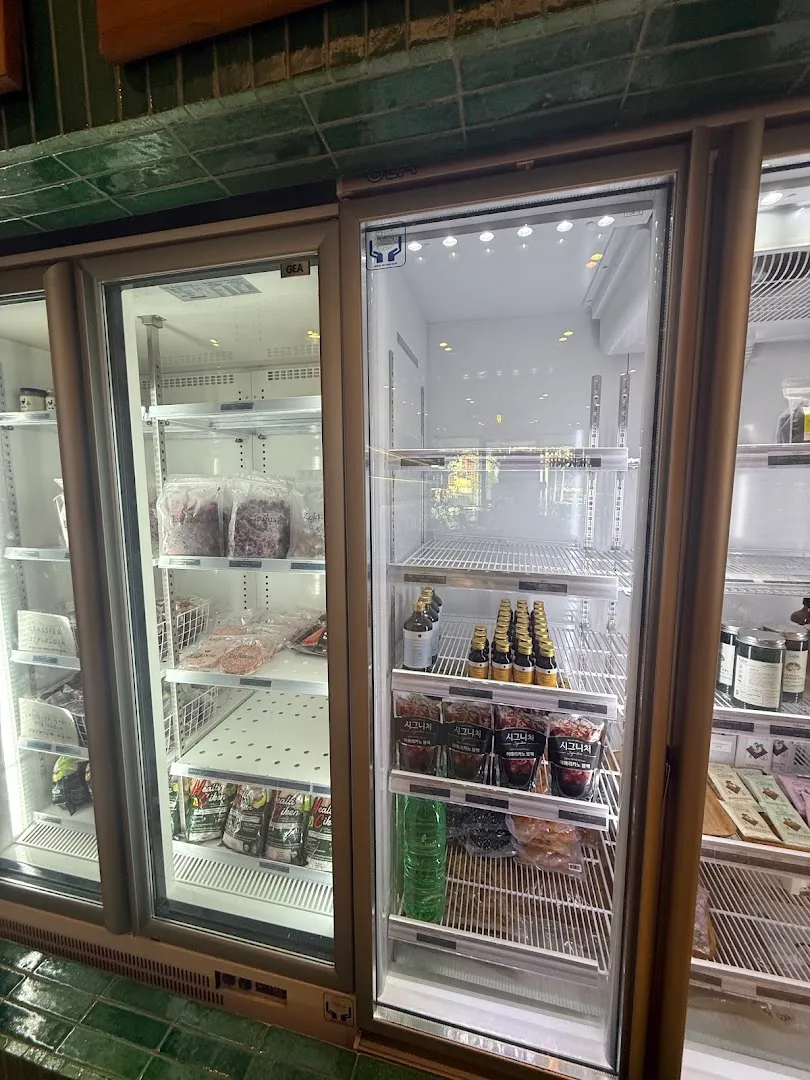 Luju's Organic &Healthy Grocer 2