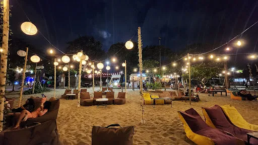 Naughty Pineapple Beach Bar & Sunset View 4