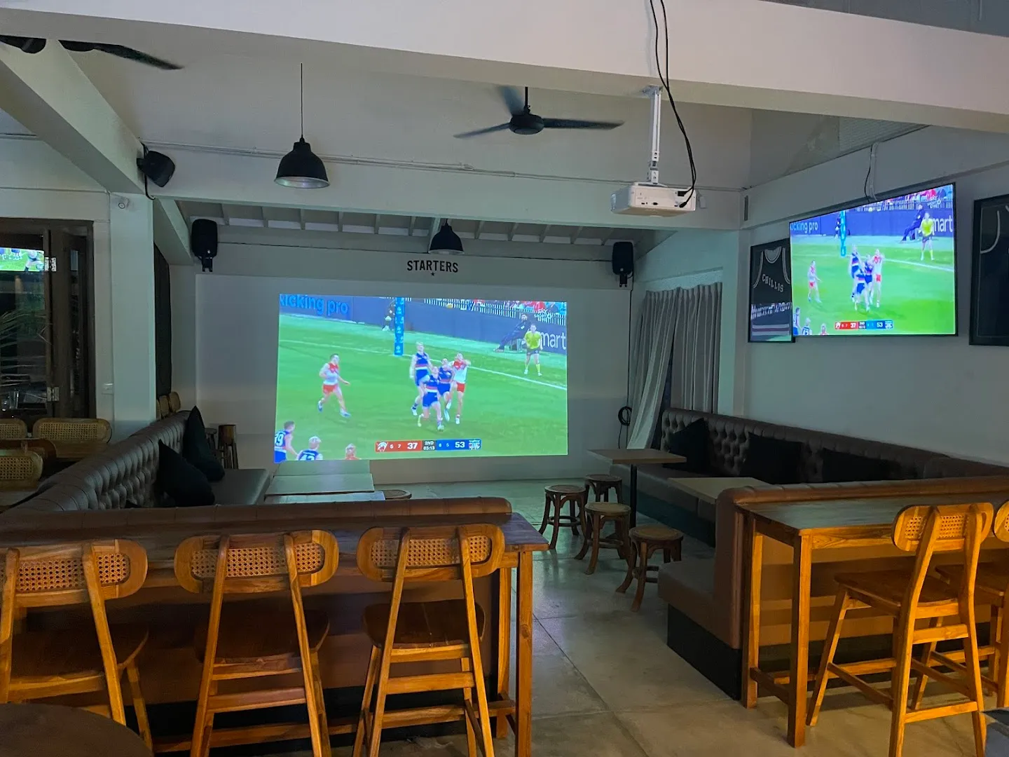 Starters Sports Bar 4