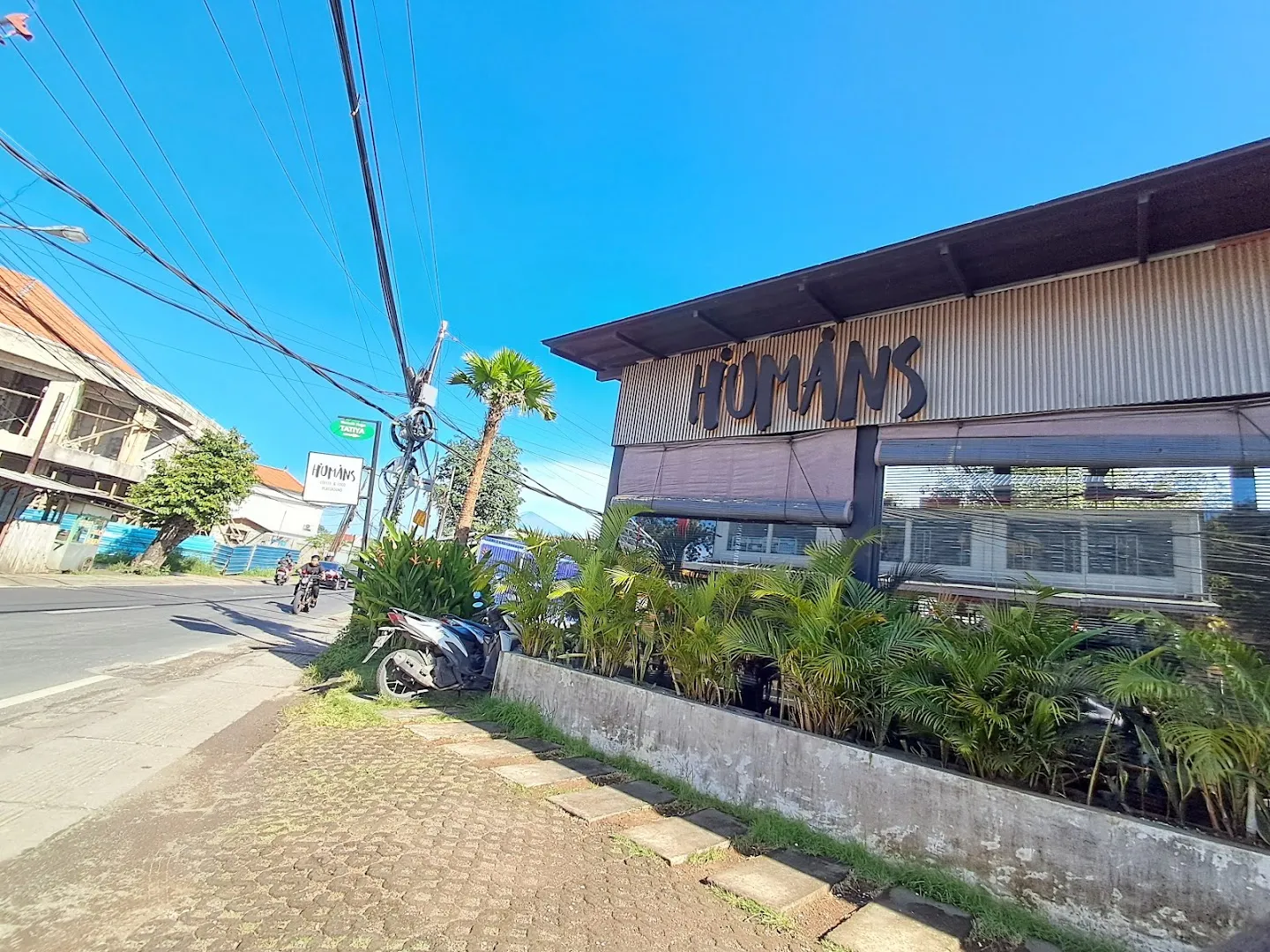 HUMANS CAFE. Breakfast, lunch and dinner 2