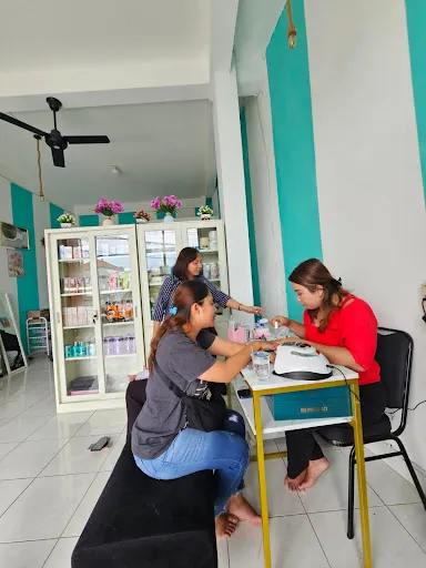 GEE BEAUTY STUDIO 3 4