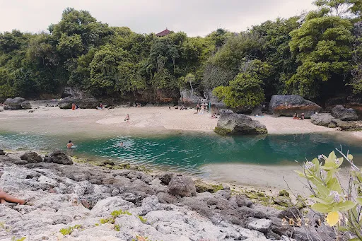 Teluk pantai geger