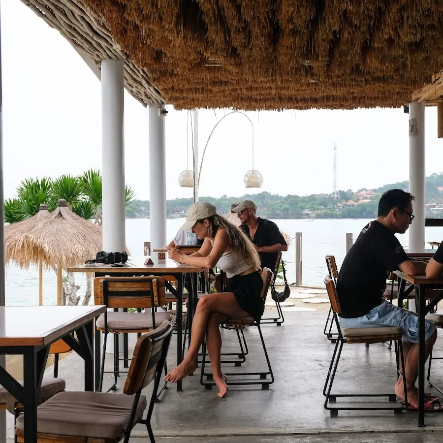 Le Pirate Restaurant Nusa Ceningan 2