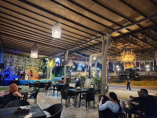 decountry Live Music & Sport Bar Lembongan 4