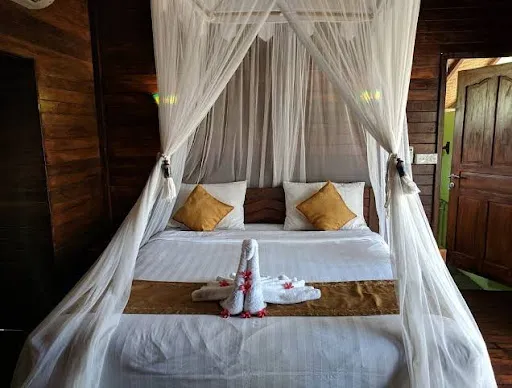 Amora Hut's 4