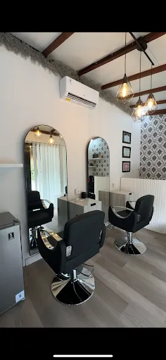 VENIINDRA Hair & MakeUp 1