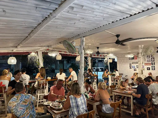 Indi Warung Lembongan Bar & Grill 4