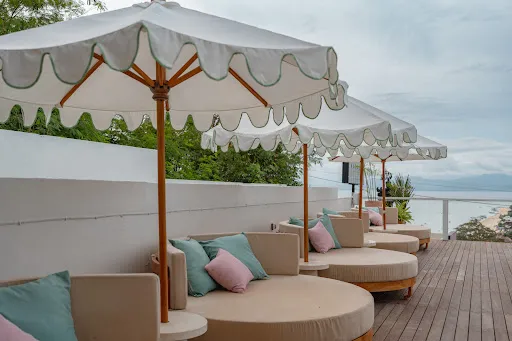 Karana Nusa Lembongan, Pool - Bar - Dining 4