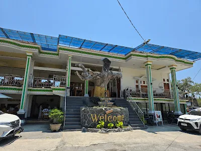 Red Pomelo Bar & Restaurant
