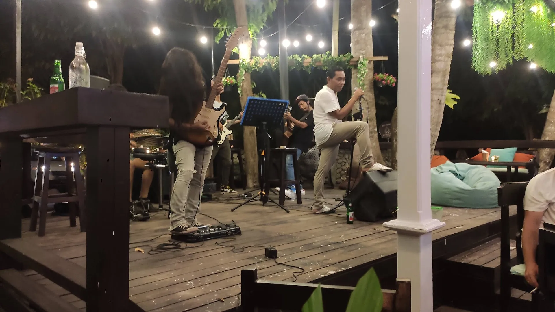 Penida Social House Restaurant & Sports Bar 3
