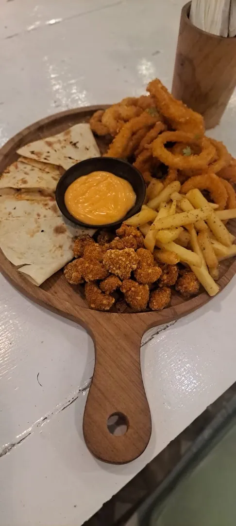 Penida Social House Restaurant & Sports Bar 4