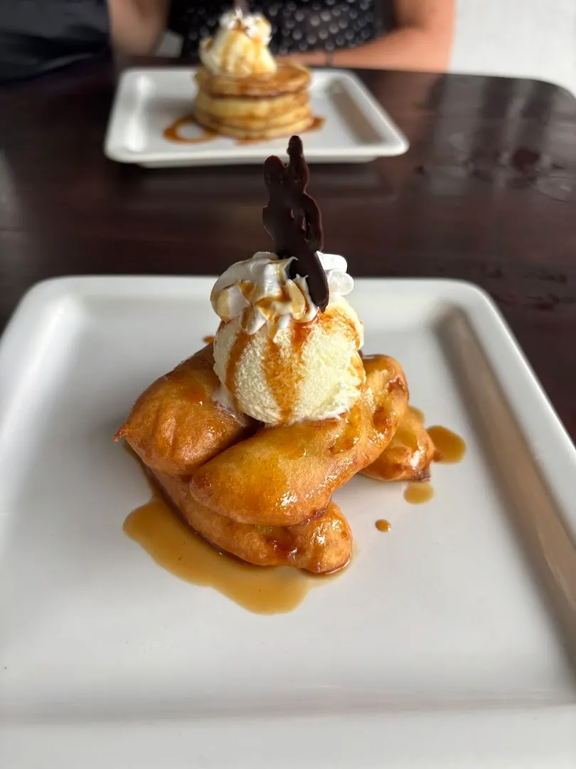 BLACK WHITE cafe bakery 3