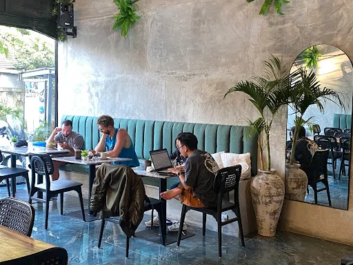 Alily Lounge Restaurant & Bar 3