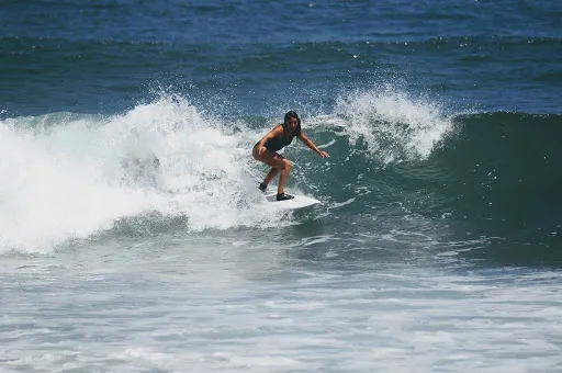 Medewi/AyolahSurfSchool/surf guide/guiding 2