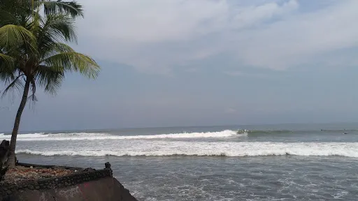 Medewi/AyolahSurfSchool/surf guide/guiding 3