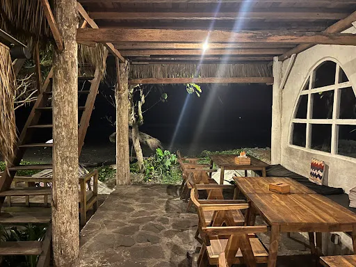 The Holy Tree Kitchen, Coffee & Surfshop 2