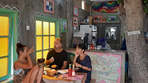 The Holy Tree Kitchen, Coffee & Surfshop 4