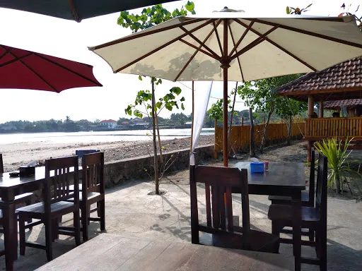 Lesehan Taman Ujung Perancak 1