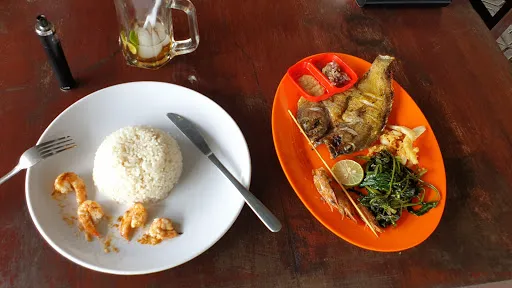 Lesehan Taman Ujung Perancak 2